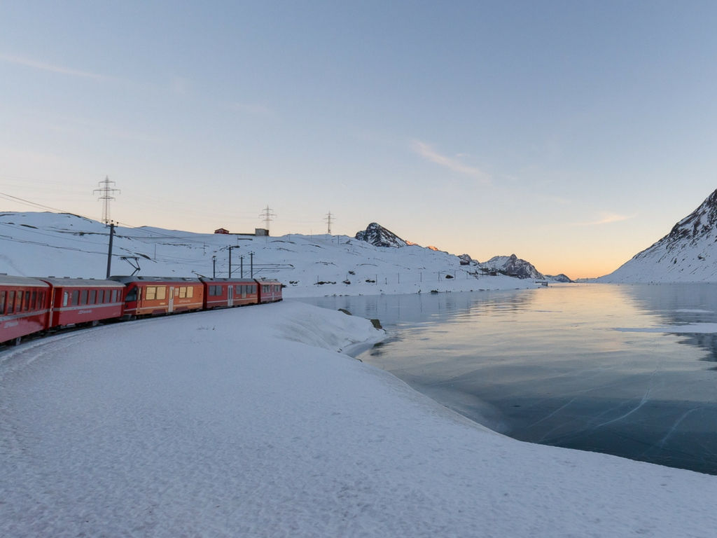 trenino rosso inverno lago